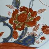 Fayence Teller mit Bemalung nach Imari Vorbild, heller Fayencescherben weiß glasiert, feine florale Malerei in Eisenrot, Blau und Gold, wohl Holland 18.Jh., ungemarkt, Ø 23,2cm, kleiner Chip am Rand - Foto 2