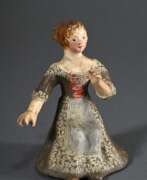 Ceramic products. Kleine bemalte Ton Figur „Sitzende Frau mit Spitzenbesatz am Kleid“, Süddeutsch 18.Jh., H. 9,8cm