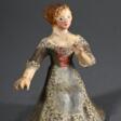 Kleine bemalte Ton Figur „Sitzende Frau mit Spitzenbesatz am Kleid“, Süddeutsch 18.Jh., H. 9,8cm - Аукционные цены