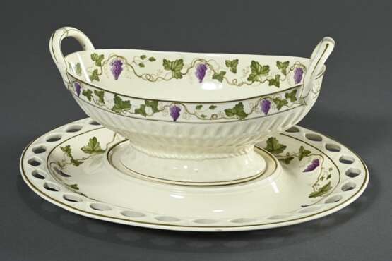 Ovale Wedgwood Henkelschale auf durchbrochenem Unterstand, Creamware mit zartem Druckdekor „Weinlaub und -trauben“, England Anfang 19.Jh., 12,7x27,5x22,5cm - Foto 1