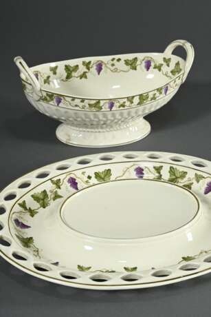 Ovale Wedgwood Henkelschale auf durchbrochenem Unterstand, Creamware mit zartem Druckdekor „Weinlaub und -trauben“, England Anfang 19.Jh., 12,7x27,5x22,5cm - Foto 3