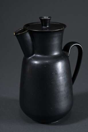 3 Diverse Teile Otto Lindig und Liebfriede Bernstiel Keramiken: kleine Kakaokanne mit Tasse, ca. 1925, heller Scherben schwarz glasiert (H. 18,1/6,6cm, min. best.) sowie bauchige Wasserkanne mit Ohrenhenkel, heller Scher… - Foto 2