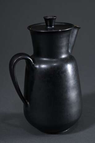 3 Diverse Teile Otto Lindig und Liebfriede Bernstiel Keramiken: kleine Kakaokanne mit Tasse, ca. 1925, heller Scherben schwarz glasiert (H. 18,1/6,6cm, min. best.) sowie bauchige Wasserkanne mit Ohrenhenkel, heller Scher… - Foto 3