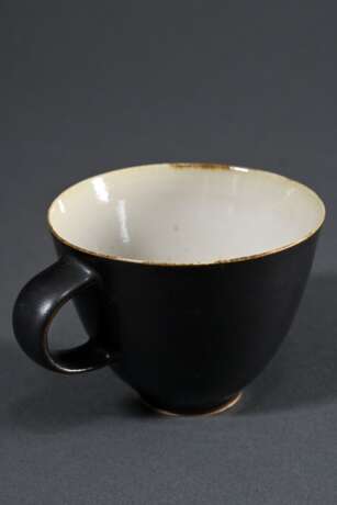 3 Diverse Teile Otto Lindig und Liebfriede Bernstiel Keramiken: kleine Kakaokanne mit Tasse, ca. 1925, heller Scherben schwarz glasiert (H. 18,1/6,6cm, min. best.) sowie bauchige Wasserkanne mit Ohrenhenkel, heller Scher… - Foto 7