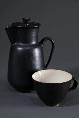 3 Diverse Teile Otto Lindig und Liebfriede Bernstiel Keramiken: kleine Kakaokanne mit Tasse, ca. 1925, heller Scherben schwarz glasiert (H. 18,1/6,6cm, min. best.) sowie bauchige Wasserkanne mit Ohrenhenkel, heller Scher… - Foto 8