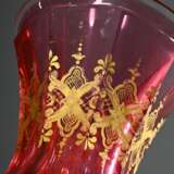 Biedermeier Becherglas mit Rosalin Überfang und gotisierender Goldmalerei auf achtfach facettierter mittig eingezogener Wandung über ausladenden Steinen mit Goldblatt Motiven, Boden mit geometrischem Sternschliff, Böhmen… - Foto 1