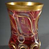 Biedermeier Becherglas mit Rosalin Überfang und eingeschliffenen Blattmotiven sowie ovaler Kartusche mit Silber- und Goldmalerei "Blumenbouquet" auf mittig eingezogener Wandung über achtfach geschliffenen Stein… - Foto 1