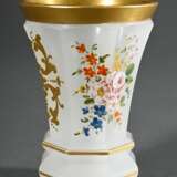 Biedermeier Milchglas Becher mit lupenfeiner polychromer "Blumenmalerei" alternierend mit Goldornamenten auf achtfach facettierter mittig eingezogener Wandung über mehrfach getrepptem Fuß, abgesetzter Lippenran… - Foto 1