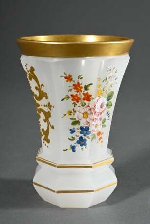 Biedermeier Milchglas Becher mit lupenfeiner polychromer "Blumenmalerei" alternierend mit Goldornamenten auf achtfach facettierter mittig eingezogener Wandung über mehrfach getrepptem Fuß, abgesetzter Lippenran… - Foto 1