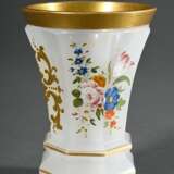 Biedermeier Milchglas Becher mit lupenfeiner polychromer "Blumenmalerei" alternierend mit Goldornamenten auf achtfach facettierter mittig eingezogener Wandung über mehrfach getrepptem Fuß, abgesetzter Lippenran… - Foto 2