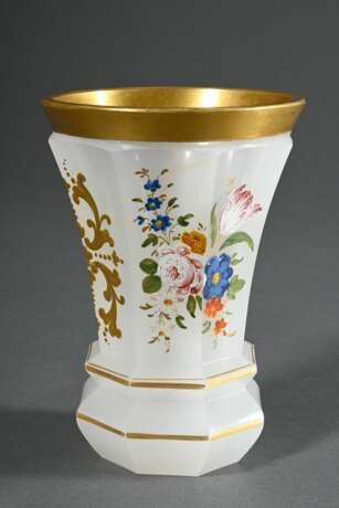 Biedermeier Milchglas Becher mit lupenfeiner polychromer "Blumenmalerei" alternierend mit Goldornamenten auf achtfach facettierter mittig eingezogener Wandung über mehrfach getrepptem Fuß, abgesetzter Lippenran… - Foto 2