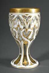 Hohes Biedermeier Pokalglas mit ornamental geschliffenem Milchglas Überfang und Goldmalerei auf sechsfach facettiertem Fuß, abgesetzter Lippenrand mit Goldstreifen, Böhmen um 1840, H. 16cm, min. berieben