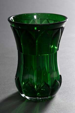 Biedermeier Waldglas Becher mit ornamental beschliffener mittig eingezogener Wandung, Böhmen um 1840, Blasen im Glas, H. 11,7cm, berieben - Foto 1