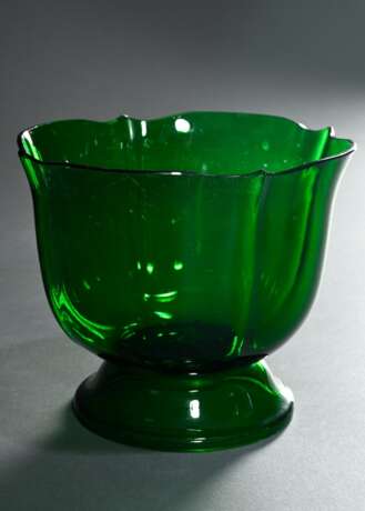 Grüner Glas Cachepot in Vierpassform auf Rundfuß in der Art der Wiener Werkstätte, um 1900, H. 16,2cm, Gebrauchsspuren - Foto 1