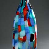 Murano Vase "Pezzato Arlecchino", farbloses Glas mit dicht aufgeschmolzenen Plättchen in opakem Blau, Türkis, Weiß und Rot auf gedrücktem Flaschenkorpus mit schmalem Hals, Entwurf: Fulvio Bianconi, um 1950, am … - Foto 2