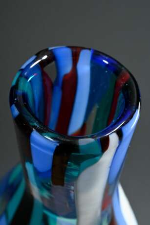 Murano Vase "Pezzato Arlecchino", farbloses Glas mit dicht aufgeschmolzenen Plättchen in opakem Blau, Türkis, Weiß und Rot auf gedrücktem Flaschenkorpus mit schmalem Hals, Entwurf: Fulvio Bianconi, um 1950, am … - Foto 3