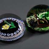 2 Diverse Baccarat Paperweights: "Fleur Jaune et Perles" 1981 (Zertifikat 13, Ø ca. 8cm) und "Serpent Marron" 1979 (Zertifikat 123/300, Ø ca. 8cm), am Boden bez. und dat., in Original Boxen - Foto 2