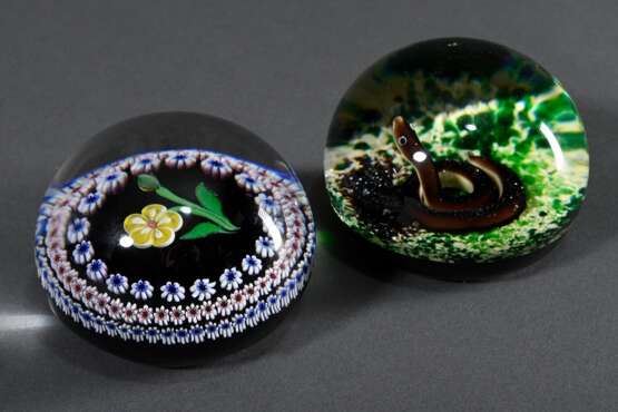 2 Diverse Baccarat Paperweights: "Fleur Jaune et Perles" 1981 (Zertifikat 13, Ø ca. 8cm) und "Serpent Marron" 1979 (Zertifikat 123/300, Ø ca. 8cm), am Boden bez. und dat., in Original Boxen - Foto 2