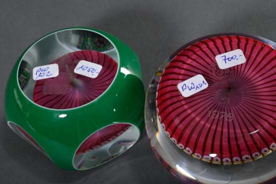 2 Diverse Baccarat Paperweights: "Perles Concentriques" 1978 (Zertifikat 31, Ø ca. 8cm) und "Bouquet Overlay" 1978 (Zertifikat 39, Ø ca. 8cm), am Boden bez. und dat., in Original Boxen - Foto 3