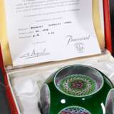 2 Diverse Baccarat Paperweights: "Perles Concentriques" 1978 (Zertifikat 31, Ø ca. 8cm) und "Bouquet Overlay" 1978 (Zertifikat 39, Ø ca. 8cm), am Boden bez. und dat., in Original Boxen - Foto 4