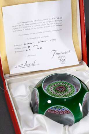 2 Diverse Baccarat Paperweights: "Perles Concentriques" 1978 (Zertifikat 31, Ø ca. 8cm) und "Bouquet Overlay" 1978 (Zertifikat 39, Ø ca. 8cm), am Boden bez. und dat., in Original Boxen - Foto 4