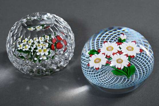 2 Diverse Saint Louis Paperweights: "Bouquet rouge et blanc fond Latticino" 1985, am Boden Ätzsignatur "Farfalla München"(Zertifikat 54, Ø ca. 7,5cm) und Delmo Tarsitano "Erdbeeren" (mit Sch… - Foto 2