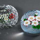 2 Diverse Saint Louis Paperweights: "Bouquet rouge et blanc fond Latticino" 1985, am Boden Ätzsignatur "Farfalla München"(Zertifikat 54, Ø ca. 7,5cm) und Delmo Tarsitano "Erdbeeren" (mit Sch… - Foto 2