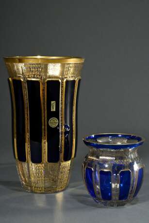 2 Steiner & Vogel Glasvasen mit blau farbigen Reserven auf Goldmalerei Fond, Böhmen 20.Jh., H. 11,7/25,5cm - Foto 1