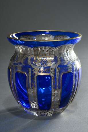 2 Steiner & Vogel Glasvasen mit blau farbigen Reserven auf Goldmalerei Fond, Böhmen 20.Jh., H. 11,7/25,5cm - Foto 2