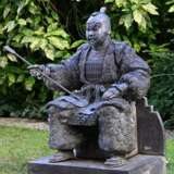 Gartenskulptur "Knieender Samurai in Rüstung", 20.Jh., Metall, H. 111cm, Witterungsspuren, Sockel etwas defekt - Foto 1