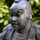 Gartenskulptur "Knieender Samurai in Rüstung", 20.Jh., Metall, H. 111cm, Witterungsspuren, Sockel etwas defekt - Foto 2