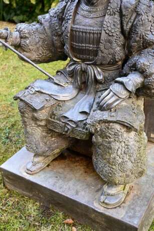 Gartenskulptur "Knieender Samurai in Rüstung", 20.Jh., Metall, H. 111cm, Witterungsspuren, Sockel etwas defekt - Foto 3