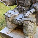 Gartenskulptur "Knieender Samurai in Rüstung", 20.Jh., Metall, H. 111cm, Witterungsspuren, Sockel etwas defekt - Foto 3