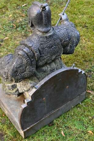 Gartenskulptur "Knieender Samurai in Rüstung", 20.Jh., Metall, H. 111cm, Witterungsspuren, Sockel etwas defekt - Foto 4