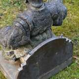 Gartenskulptur "Knieender Samurai in Rüstung", 20.Jh., Metall, H. 111cm, Witterungsspuren, Sockel etwas defekt - Foto 4