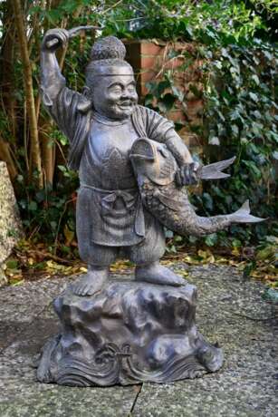 Gartenskulptur "Ebisu mit Angel und Fisch", 20.Jh., Metall, H. 89cm, Witterungsspuren, Fischschwanz angebrochen - Foto 1