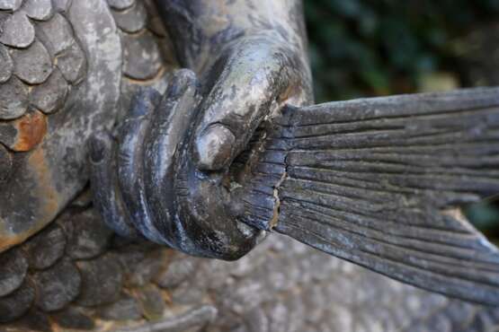 Gartenskulptur "Ebisu mit Angel und Fisch", 20.Jh., Metall, H. 89cm, Witterungsspuren, Fischschwanz angebrochen - Foto 4