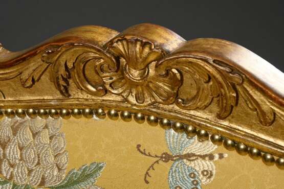 Paar dekorative Armlehnsessel "à la reine" im Louis XIV Stil mit ornamentiertem Gestell, Holz geschnitzt und vergoldet, Bezug aus Colony Brokat "Pomme Granat" auf goldgelbem Fond, 19.Jh., H. 48/96cm, … - Foto 4