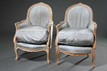 Paar Louis XV Fauteuils mit ovaler Rückenlehne, floral beschnitzten Gestellen und blassblauen Bezügen aus Lyoner Seide im Originalzustand, Nadelholz mit Resten von originaler Fassung, um 1750, H. ca. 47/86,5cm, Altersspu…