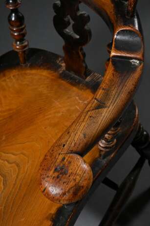 Windsor Chair mit hoher Lehne, ornamental geschnitztes Rückenbrett und gedrechseltem Beinen sowie Streben, Eiche, schöne Patina, H. 48/114,5cm - Foto 4