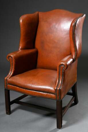 Englischer Ohrensessel, sog. "Grandfather Wingchair" mit rotbraunem Lederpolster und Messingnägeln auf kanneliertem Holzgestell, H. 46/110,5cm, Defekte am Leder - Foto 1