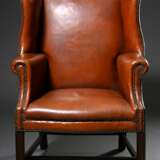 Englischer Ohrensessel, sog. "Grandfather Wingchair" mit rotbraunem Lederpolster und Messingnägeln auf kanneliertem Holzgestell, H. 46/110,5cm, Defekte am Leder - Foto 2