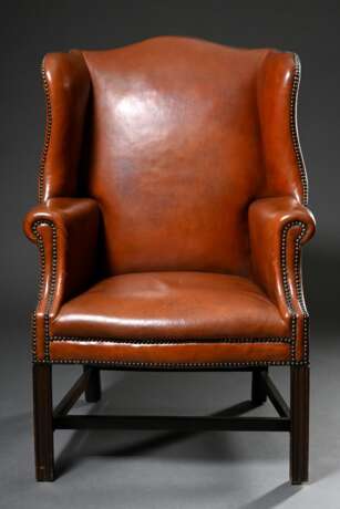 Englischer Ohrensessel, sog. "Grandfather Wingchair" mit rotbraunem Lederpolster und Messingnägeln auf kanneliertem Holzgestell, H. 46/110,5cm, Defekte am Leder - Foto 2