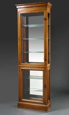 Schmale Gründerzeit Sammelvitrine mit verspiegelter Rückwand, dreiseitiger Verglasung und Glasborden, ehem. Arztschrank, Eiche mit Messingbeschlägen, um 1880/1890, 216x66,5x24,5cm - Foto 1