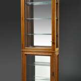 Schmale Gründerzeit Sammelvitrine mit verspiegelter Rückwand, dreiseitiger Verglasung und Glasborden, ehem. Arztschrank, Eiche mit Messingbeschlägen, um 1880/1890, 216x66,5x24,5cm - Foto 1