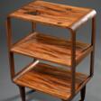 Majorelle Art Deco Stellagen-Beistelltisch, Palisander mit floral abstrahierten Ebenholz und Perlmutt Intarsien, abgerundeten Kanten, runden Spitzbeinen und unregelmäßig verteilten floralen und geometrischen Dekorationen… - Prix ​​des enchères