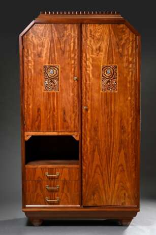 Majorelle Art Deco Kleiderschrank, Palisander mit floral abstrahierten Ebenholz und Perlmutt Intarsien, kubische Form auf polygonalen Füßen, intarsierte Signatur, Louis Majorelle und Alexander Lévy, Nancy 1925-30, 220x12… - photo 1