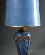 Обзор. Tischlampe mit blau getupftem Keramik Fuß und aufgelegten Messing Dekorationen &quot;Girlanden und Gitter&quot; auf Holz Sockel, passend patinierter Schirm, um 1920, H. 53cm