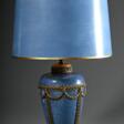 Tischlampe mit blau getupftem Keramik Fuß und aufgelegten Messing Dekorationen &quot;Girlanden und Gitter&quot; auf Holz Sockel, passend patinierter Schirm, um 1920, H. 53cm - Jetzt bei der Auktion