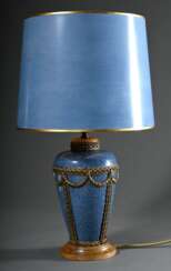 Tischlampe mit blau getupftem Keramik Fuß und aufgelegten Messing Dekorationen &quot;Girlanden und Gitter&quot; auf Holz Sockel, passend patinierter Schirm, um 1920, H. 53cm